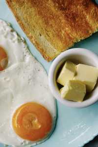 Fried egg with bread and butter