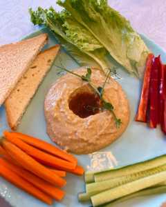 Hummus, vegetable sticks with toast